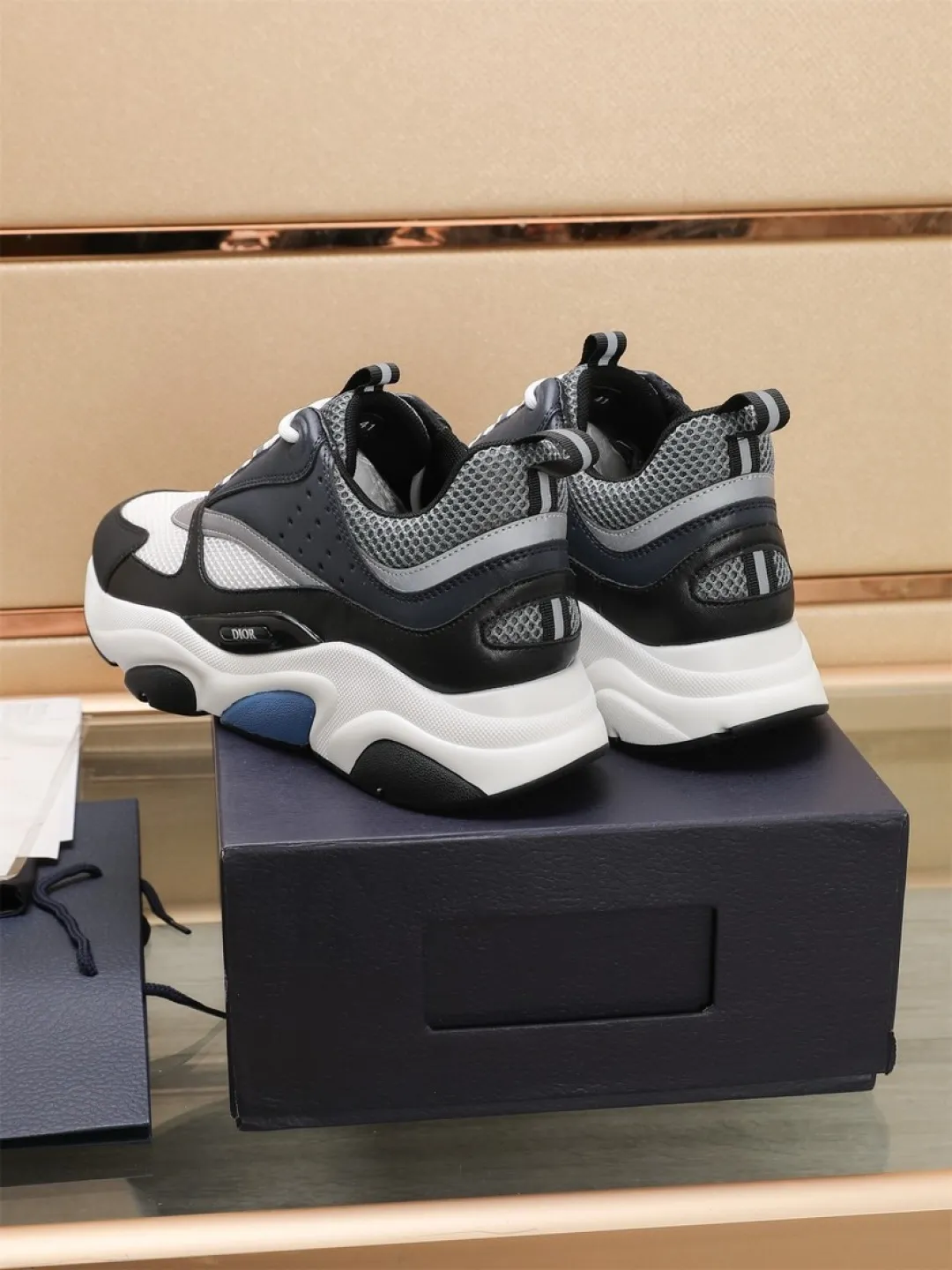 Men's shoes 💰P460💰【Dior】Dior✨ is online at the same time👏 This casual sneaker is a new product in the series and continues Di*r's classic style. The upper is made of original mesh and cow leather, with a two-color textured outsole, and the brand's iconic details on the rear collar and heel to enhance the style. Fashionable and versatile. Wear it with jeans or slacks for a casual look. Size: 38-44 (45 customized)